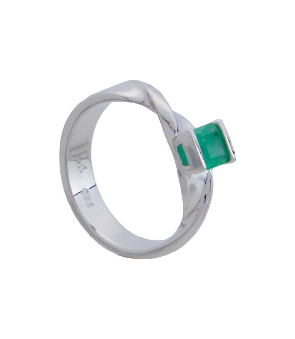 emerald-ring-precious-natural-stone-fine-jewelry
